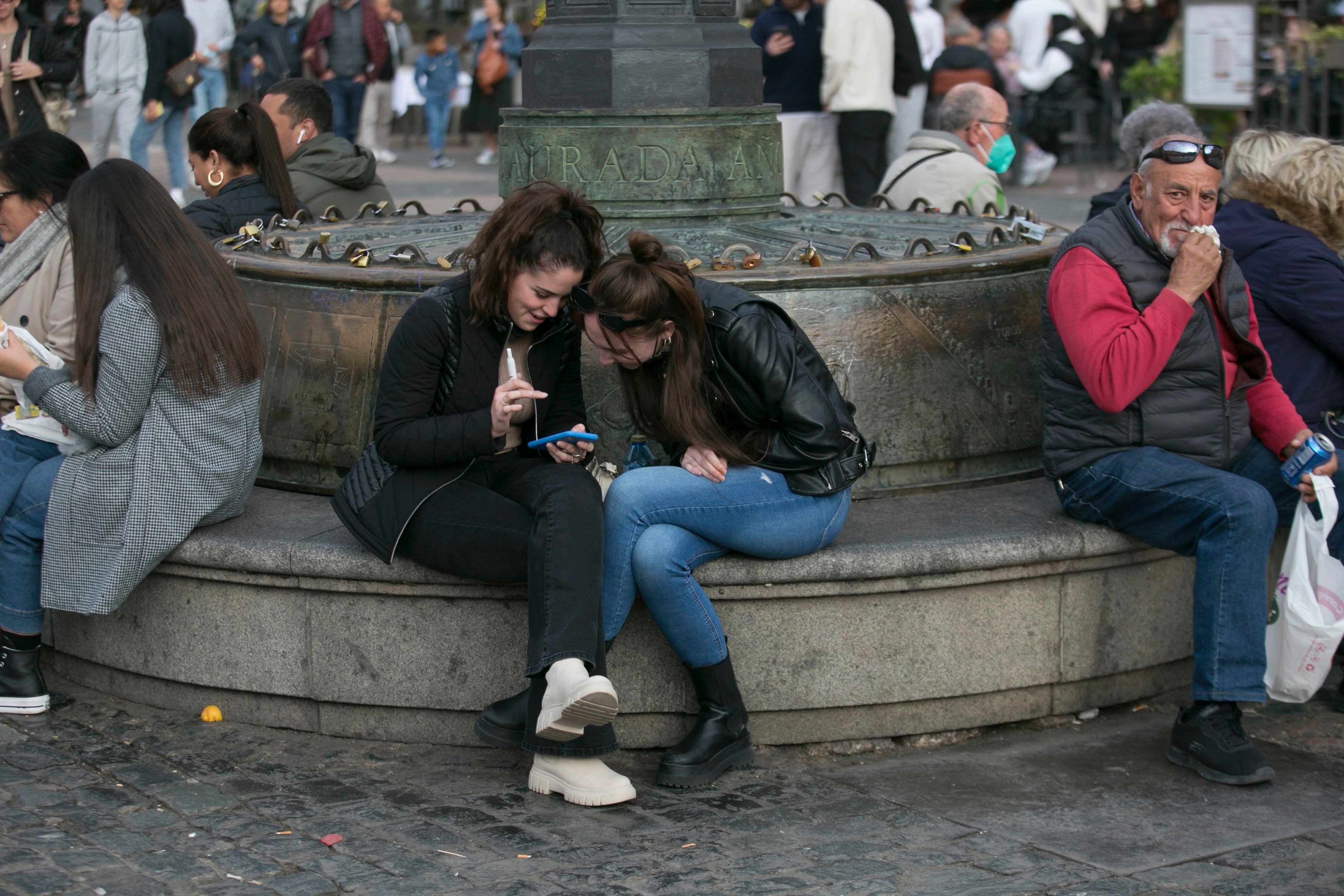 Dos chicas en la Plaza Mayor de Madrid en abril de 2022.