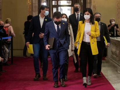 El candidato Pere Aragonès y otros miembros de ERC se dirigen al auditorio del Parlament, este martes.