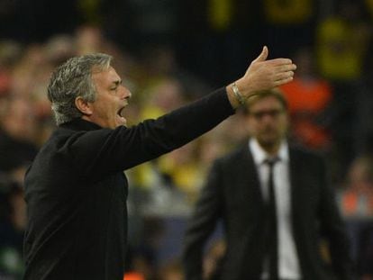 Mourinho da instrucciones durante el partido ante el Borussia, con J&uuml;rgen Klopp al fondo.