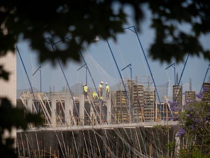 Construcción de un edificio de viviendas en Bormujos (Sevilla), el mes pasado.