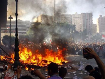 Opositores a Morsi queman los enseres de la sede de los Hermanos Musulmanes en Alejandr&iacute;a. 