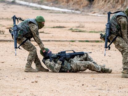 Soldados ucranianos realizan ejercicios de adiestramiento en el  'Toledo Training Command', en Toledo, el pasado día 2.