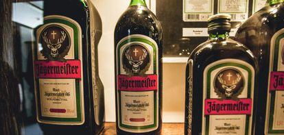 Botellas de licor Jägermeister en la fábrica de la localidad alemana de Wolfenbüttel.