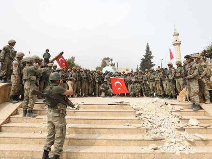 Militares turcos posan para una foto tras haber conquistado el centro de la ciudad siria de Afrin