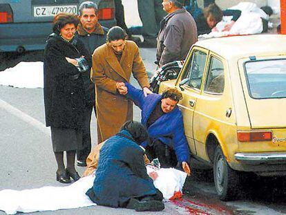Familiares de Salvatore Valente contemplan el cadáver del supuesto jefe de la  &#39;Ndrangheta tras ser asesinado en Strongoli (sur de Italia) en 2000.