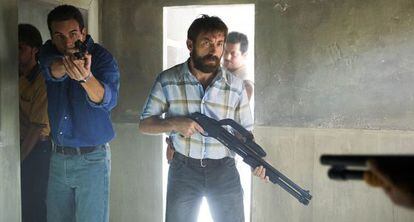 Mario Casas y Antonio de la Torre en una escena 'Grupo 7', en Sevilla.