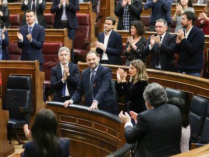 El ministro José Luis Ábalos recibe el aplauso de sus compañeros de Gobierno. En vídeo, PP y Vox gritan "dimisión" a Ábalos y el PSOE y Unidas Podemos les callan con aplausos.