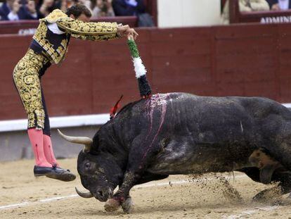 El diestro Antonio Ferrera en su primer toro durante el vigésimo primer festejo de la Feria de San Isidro.