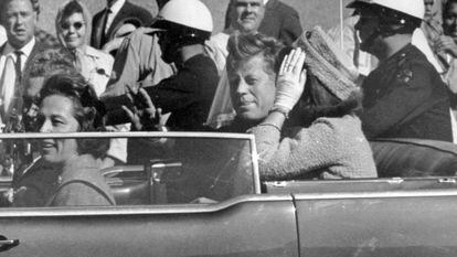 El presidente John F. Kennedy en Dallas poco antes de morir. 