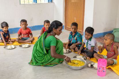 En muchas partes del mundo, las escuelas no son solo centros de enseñanza, también ejercen un papel clave de protección social. En la imagen, escolares de Sundarbans, en India.