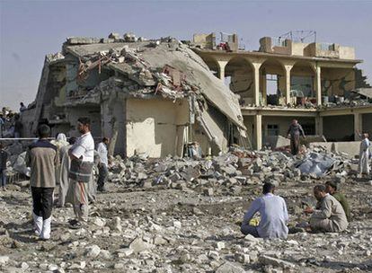 Ciudadanos iraquíes observan la devastación causada por los camiones bomba cerca de Mosul.