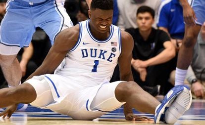 Zion Williamson, con su zapatilla destrozada, en el momento de la lesión.