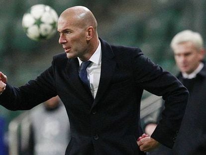 Zidane da indicaciones en la zona técnica durante el partido contra el Legia.
