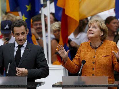Nicolas Sarkozy y Angela Merkel, durante la conferencia de prensa posterior a su reunión en Straubing (Alemania).