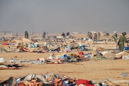 Antidisturbios marroquíes tras desmantelar el campamento saharaui de Agdaym Izik.