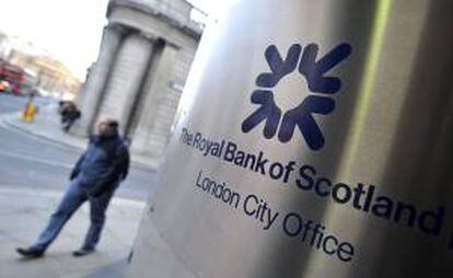 Un peatón camina frente a una sede del Royal Bank of Scotland (RBS) en Londres, Reino Unido. EFE/Archivo