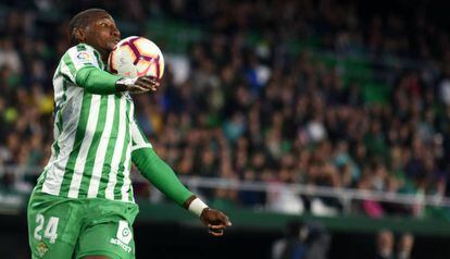 Emerson controla el balón durante un partido del Betis.