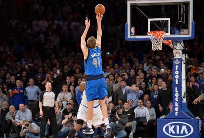 Dirk Nowitzki de los Dallas Mavericks lanza un tiro sobre Carmelo Anthony de los New York Times Knicks durante su partido de la NBA en el Madison Square Garden de Nueva York. Los Mavericks ganaron, 110-108.