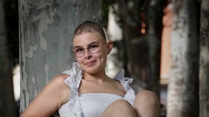 María Guaita, una chica de 18 años de Cuenca, sufre alopecia areata desde los 11 y ha recuperado su pelo gracias al fármaco baricitinib.
