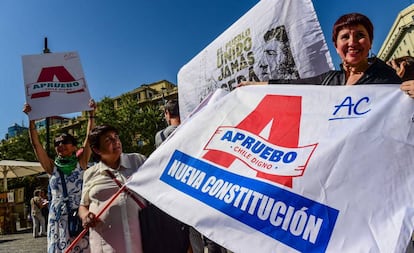 Manifestantes marchan a favor de la reforma constitucional en Chile, el 26 de febrero pasado.