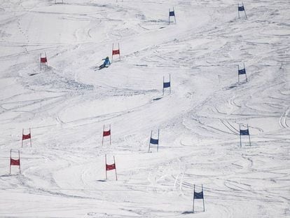 Un esquiador en un descens a Vaquèira Beret.