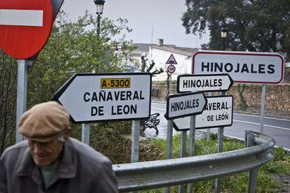 Entrada a Hinojales (Huelva) el segundo municipio andaluz que más población ha perdido.