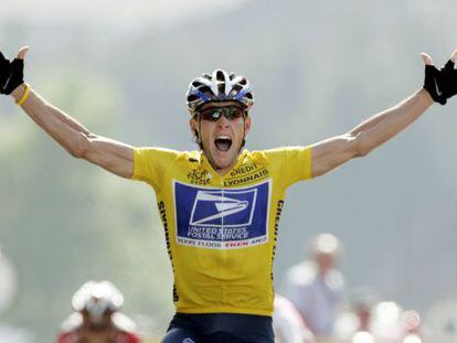 Lance Armstrong cruza la meta en una etapa del Tour de 2004. 