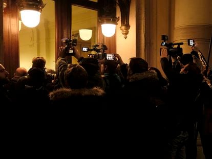 Periodistas gráficos intentan captar alguna imagen de las comparecencias del 'Qatargate' ante el palacio de justicia de Bruselas, este miércoles.