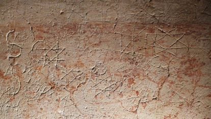 Estrellas de ocho puntas en uno de los muros del antiguo coro de la iglesia de Santiago de Peñalba (Peñalba de Santiago, León).