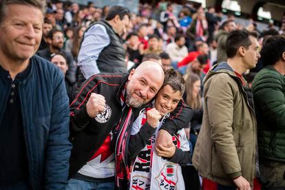 Dos aficionados del Rayo celebran el gol de Florian Lejeune, que supuso el empate (1-1) ante el Sevilla.
