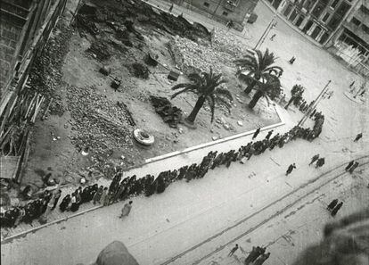 Cola de gente a la espera de un convoy con suministros en la calle Argüelles de Oviedo en 1936.