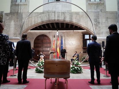 Vista general de la capilla ardiente del poeta valenciano y último Premio Cervantes, Francisco Brines, en el Palau de la Generalitat.