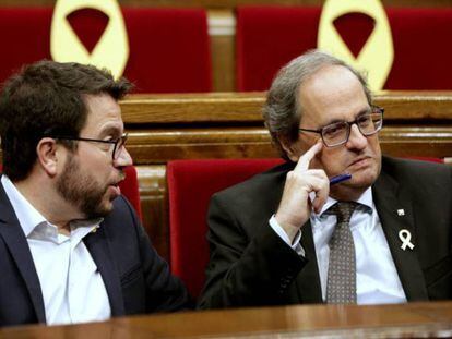 El vicepresidente catalan, Pere Aragonès, junto a Quim Torra, durante el pleno.