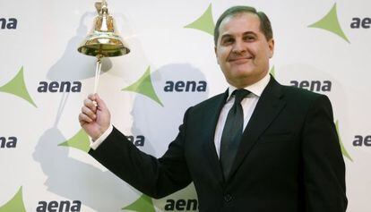 El president d'Aena, José Manuel Vargas Gómez, toca la campana de sortida a borsa de la companyia.