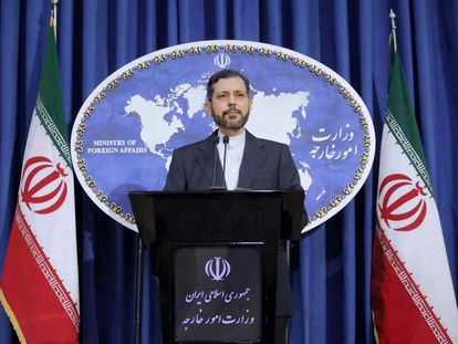 El portavoz del Ministerio de Relaciones Exteriores de Irán, Saied Khatibzadeh, durante una comparecencia en la que negó los informes sobre el asesinato de Abu Muhammad al-Masri, el pasado sábado en Teherán.