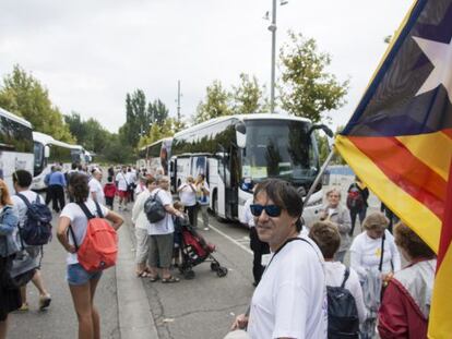 Decenas de personas viajan en bus desde Lleida a la Via. 