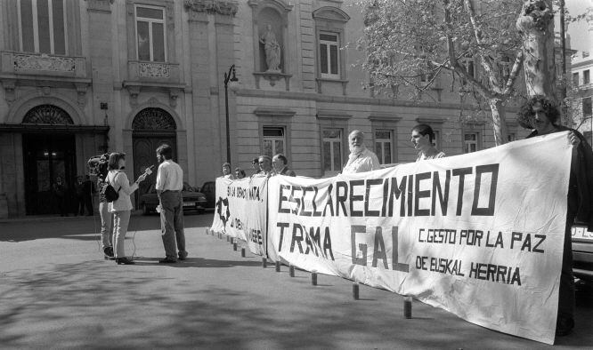Concentración de Gesto por la Paz ante la sede del Tribunal Supremo en marzo de 1997 para pedir el esclarecimiento de los GAL.
