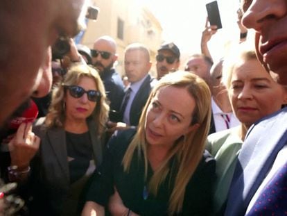Vídeo | Meloni y Von der Leyen bajan de sus coches para hablar con los manifestantes que habían parado su comitiva en Lampedusa