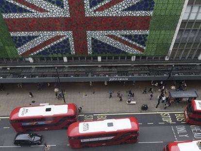 Panorámica de Oxford Street, en Londres (Reino Unido), donde se colocó una bandera británica en la fachada de unos grandes almacenes, en los días previos al referéndum sobre la UE.