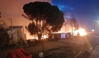 Incendio en un asentamiento chabolista de Palos de la Frontera (Huelva).