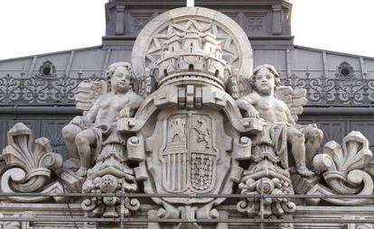 Escudo republicano que se conserva en la fachada del Banco de Espa&ntilde;a en Madrid.