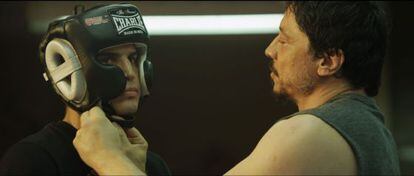Carlos Bardem le ajusta el casco a Álex González en uno de los entrenamientos de 'Alacrán enamorado'.
