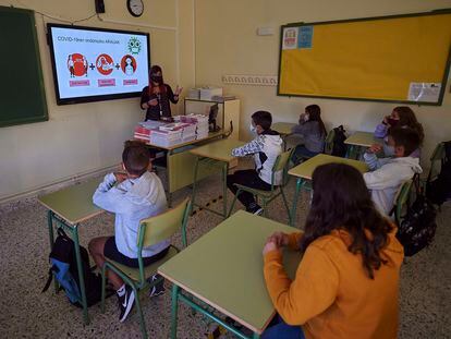Una profesora explica las medidas de seguridad al alumnado del Instituto de Enseñanza Secundaria IES Askatasuna de Pamplona durante la primera clase del curso.