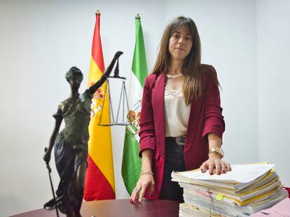 La jueza Alba Serrano, del Juzgado de Instrucción Número 3 de La Línea de la Concepción, en su despacho este lunes.