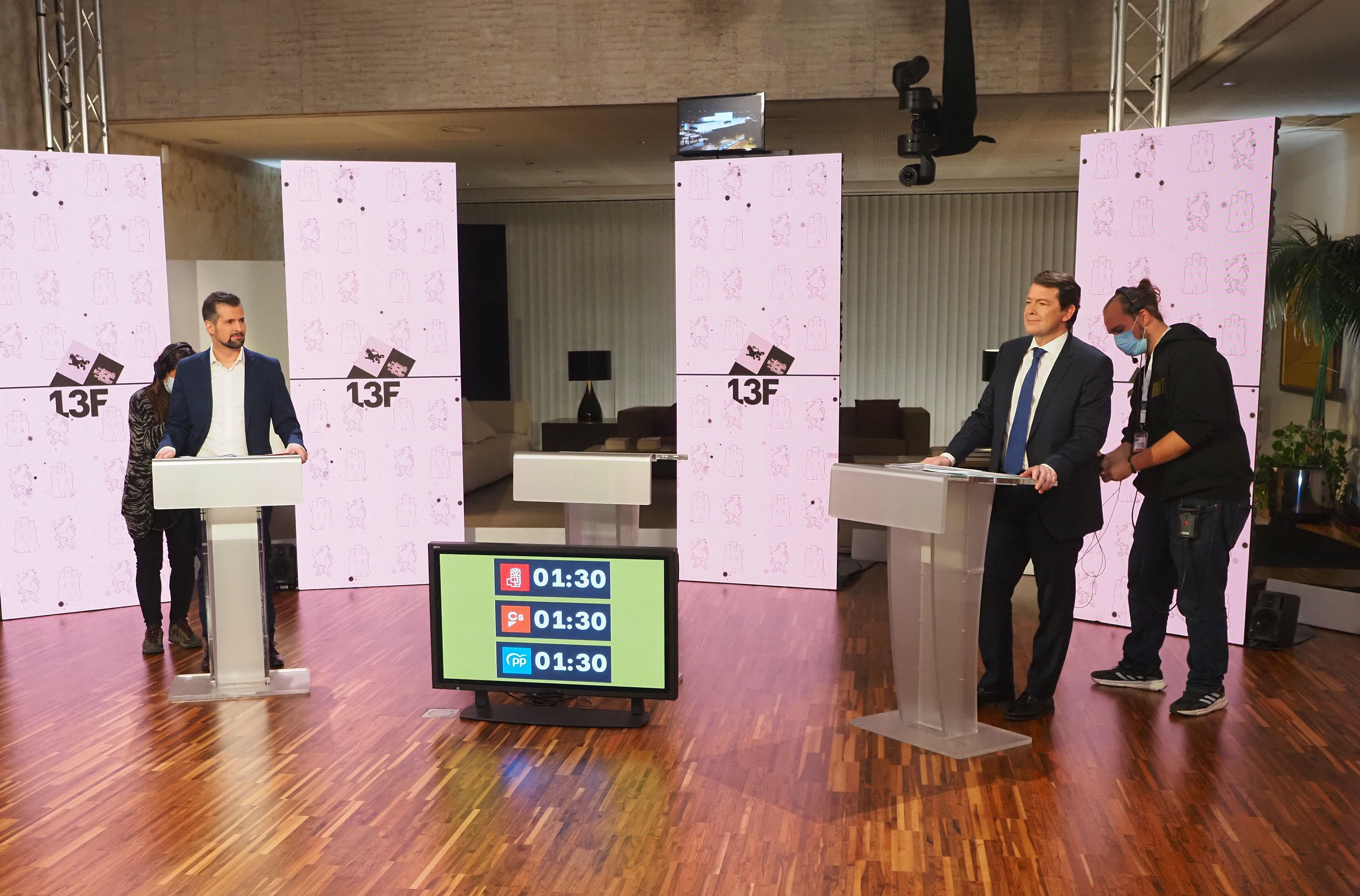 El candidato del PSOE, Luis Tudanca, y el del PP, Alfonso Fernández Mañueco, antes de comenzar el primer debate electoral para los comicios regionales del 13 de febrero, el lunes. 