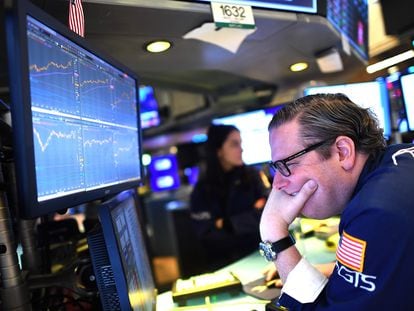 Un agente de Bolsa busca movimientos en una de sus pantallas, este jueves en Wall Street.
