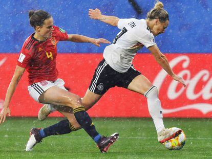 Irene Paredespugna por un balón con Svenja Huth durante el partido de la primera fase del Mundial.