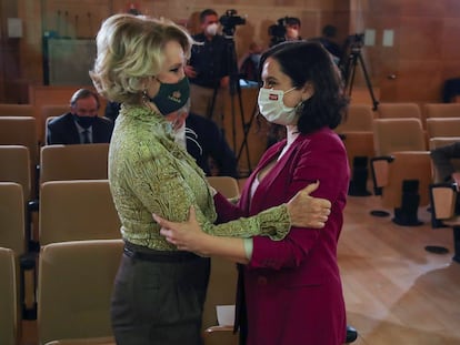 Isabel Díaz Ayuso saluda a Esperanza Aguirre al recibir un premio de la Fundación Civismo en Madrid el 9 de marzo.