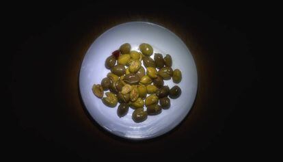 Aceitunas 'trencades', partidas, una adicción para muchos nativos y agregados, ásperas, motivadoras.
