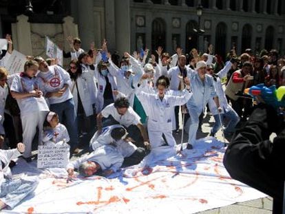 Escenificación los fusilamientos del 3 de mayo en protesta por la privatización sanitaria.